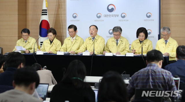 [서울=뉴시스]김선웅 기자 = 홍남기 경제부총리 겸 기획재정부 장관이 28일 오전 서울 종로구 정부서울청사에서 정부합동브리핑(기재부, 행안부, 산업부, 보건복지부, 고용노동부, 중기부)을 열고 코로나19 파급영향 최소화와 조기극복을 위한 민생·경제 종합대책을 발표하고 있다. 2020.02.28.&nbsp; mangusta@newsis.com