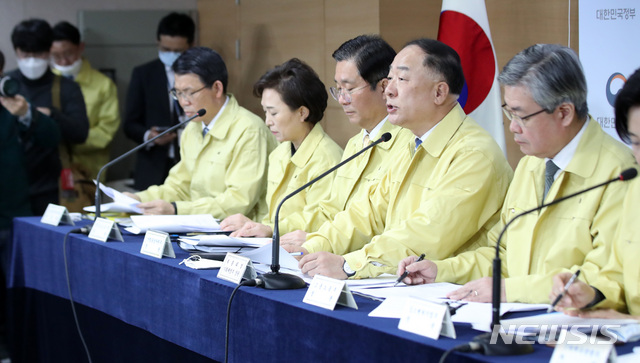 [서울=뉴시스]김선웅 기자 = 홍남기 경제부총리 겸 기획재정부 장관이 28일 오전 서울 종로구 정부서울청사에서 정부합동브리핑(기재부, 행안부, 산업부, 보건복지부, 고용노동부, 중기부)을 열고 코로나19 파급영향 최소화와 조기극복을 위한 민생·경제 종합대책을 발표하고 있다. 2020.02.28. mangusta@newsis.com