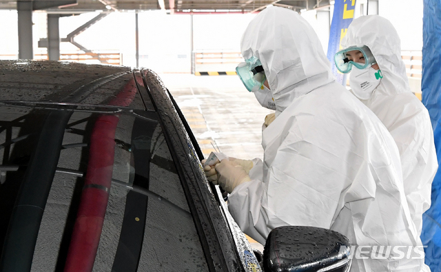 [광주=뉴시스] 신대희 기자 = 28일 광주 북구보건소 맞은 편 효죽주차장에서 공무원들이 드라이브 스루(drive through) 방식의 신종 코로나바이러스 감염증(코로나19) 선별진료소 시연을 하고 있다. 북구는 3월 1일까지 해당 진료소를 시범 운영한 뒤 연장 여부를 정한다. 2020.02.28.   sdhdream@newsis.com