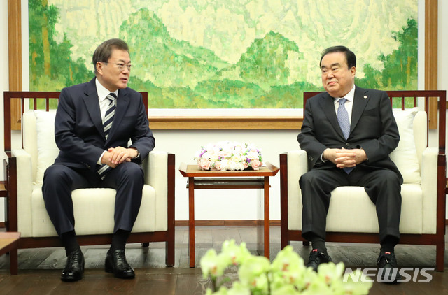 [서울=뉴시스]배훈식 기자 = 문재인 대통령이 28일 서울 여의도 국회를 방문해 문희상 국회의장과 면담하고 있다. 2020.02.28. dahora83@newsis.com