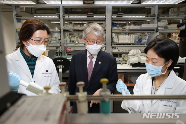 [서울=뉴시스]김근현 기자 = 최기영 과학기술정보통신부 장관이 28일 오후 경기 성남 한국파스퇴르연구소를 방문해 신종 코로나바이러스 감염증(코로나19) 약물 재창줄 연구시설을 살펴보고 있다. (사진=과학기술정보통신부 제공) 2020.02.28.photo@newsis.com