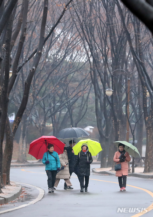 [인천=뉴시스] 이종철 기자 = 지난달 봄비가 오는 가운데 신종 코로나바이러스감염증(코로나19) 확산으로 텅빈 인천시 남동구 인천대공원을 찾은 시민들이 우산을 쓰고 봄의 정취를 느끼고 있다. 2020.02.28.jc4321@newsis.com