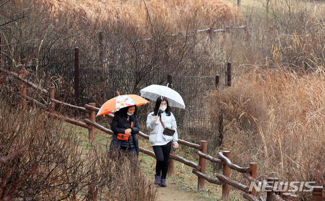 [인천=뉴시스] 이종철 기자 = 28일 오후 봄비가 오는 가운데 신종 코로나바이러스감염증(코로나19) 확산으로 텅빈 인천시 남동구 인천대공원을 찾은 시민들이 우산을 쓰고 봄의 정취를 느끼고 있다. 2020.02.28.jc4321@newsis.com