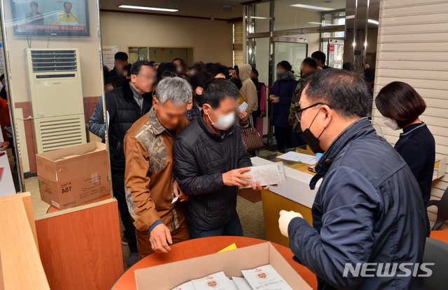 [담양=뉴시스]변재훈 기자 = 코로나19 감염 확산 우려로 전국적인 보건용 마스크 수급이 원활하지 않은 가운데 28일 전남 담양군 창평면 창평우체국 내 마스크 공적 판매처를 찾은 주민이 마스크를 구입하고 있다. 2020.02.28.wisdom21@newsis.com