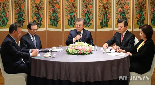 [서울=뉴시스]배훈식 기자 = 문재인 대통령이 28일 서울 여의도 국회에서 열린 '코로나19 극복을 위한 여야 정당대표와의 대화'에 참석해 발언하고 있다. 2020.02.28. dahora83@newsis.com