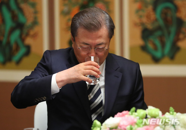 [서울=뉴시스]배훈식 기자 = 문재인 대통령이 28일 서울 여의도 국회에서 열린 '코로나19 극복을 위한 여야 정당대표와의 대화'에 참석해 목을 축이고 있다. 2020.02.28. dahora83@newsis.com