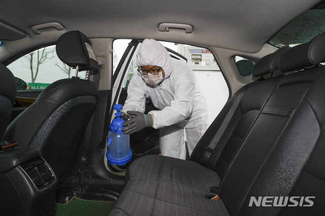 [서울=뉴시스] 박민석 기자 = 충전소 직원들이 28일 오후 서울 양천구 서울개인택시복지법인 복지신정충전소에서 신종 코로나바이러스 감염증(코로나19) 예방을 위해 방역 작업을 하고 있다. 2020.02.28. mspark@newsis.com