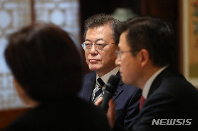 [서울=뉴시스]배훈식 기자 = 문재인 대통령이 28일 서울 여의도 국회에서 열린 '코로나19 극복을 위한 여야 정당대표와의 대화'에 참석해 황교안 미래통합당 대표의 발언을 듣고 있다. 2020.02.28. dahora83@newsis.com