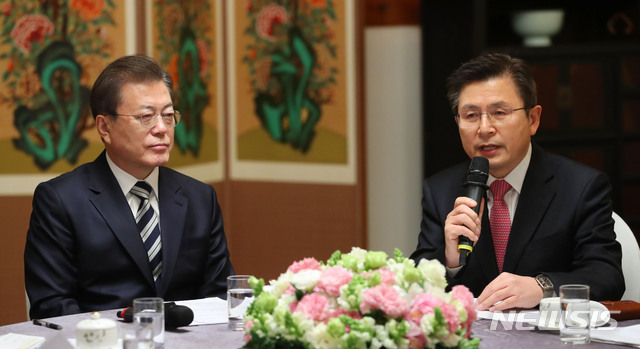 [서울=뉴시스]배훈식 기자 = 문재인 대통령이 28일 서울 여의도 국회에서 열린 '코로나19 극복을 위한 여야 정당대표와의 대화'에 참석해 황교안 미래통합당 대표의 발언을 듣고 있다. 2020.02.28. dahora83@newsis.com