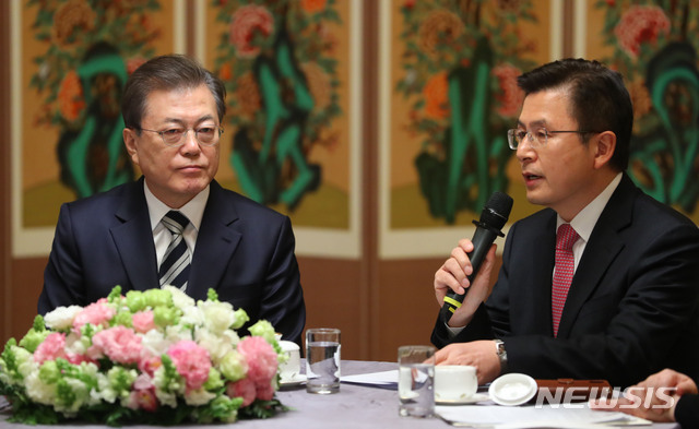 [서울=뉴시스]배훈식 기자 = 문재인 대통령이 28일 서울 여의도 국회에서 열린 '코로나19 극복을 위한 여야 정당대표와의 대화'에 참석해 황교안 미래통합당 대표의 발언을 듣고 있다. 2020.02.28.&nbsp; dahora83@newsis.com