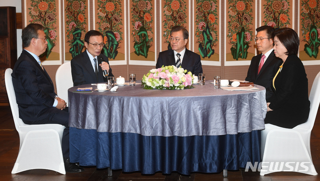 [서울=뉴시스]배훈식 기자 = 문재인 대통령이 28일 서울 여의도 국회에서 열린 '코로나19 극복을 위한 여야 정당대표와의 대화'에 참석해 이해찬 더불어민주당 대표의 발언을 듣고 있다. 2020.02.28. dahora83@newsis.com