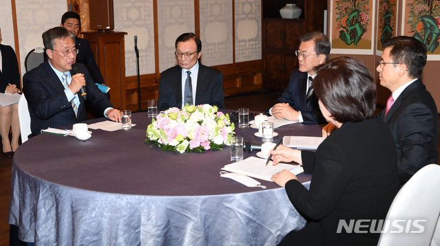 [서울=뉴시스]배훈식 기자 = 28일 서울 여의도 국회에서 열린 '코로나19 극복을 위한 여야 정당대표와의 대화'에서 민생당 유성엽 공동대표가 발언하고 있다. 왼쪽부터 민생당 유성엽 공동대표, 더불어민주당 이해찬 대표, 문재인 대통령, 미래통합당 황교안 대표, 정의당 심상정 대표. 2020.02.28. dahora83@newsis.com