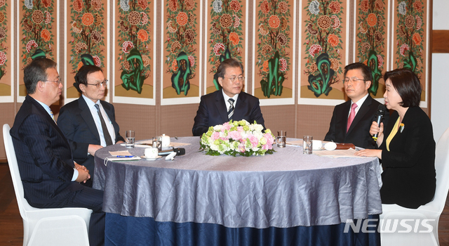 [서울=뉴시스]배훈식 기자 = 28일 서울 여의도 국회 사랑재에서 열린 '코로나19 극복을 위한 여야 정당대표와의 대화'에서 정의당 심상정 대표가 발언하고 있다. 왼쪽부터 민생당 유성엽 공동대표, 더불어민주당 이해찬 대표, 문재인 대통령, 미래통합당 황교안 대표, 정의당 심상정 대표. 2020.02.28. dahora83@newsis.com