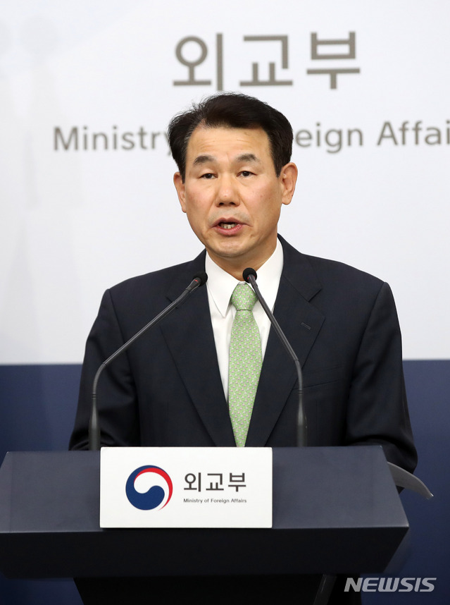 [서울=뉴시스]김선웅 기자 = 정은보 한미방위비분담금협상 대사가 28일 오후 서울 종로구 정부서울청사 외교부 브리핑룸에서 주한미군의 한국인 직원 무급휴직 계획에 대한 정부 입장을 밝히고 있다. 대사는 미군의 한국인 직원 무급휴직 통보를 안타깝게 생각하며 거듭된 제안에도 차기 방위비 회의가 지연되는 것에 대해 유감을 표했다. 2020.02.28. mangusta@newsis.com