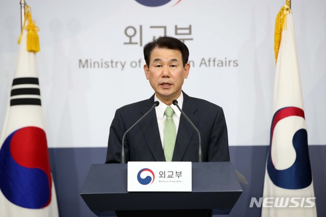 [서울=뉴시스]김선웅 기자 = 정은보 한미방위비분담금협상 대사가 28일 오후 서울 종로구 정부서울청사 외교부 브리핑룸에서 주한미군의 한국인 직원 무급휴직 계획에 대한 정부 입장을 밝히고 있다. 대사는 미군의 한국인 직원 무급휴직 통보를 안타깝게 생각하며 거듭된 제안에도 차기 방위비 회의가 지연되는 것에 대해 유감을 표했다. 2020.02.28.&nbsp; mangusta@newsis.com