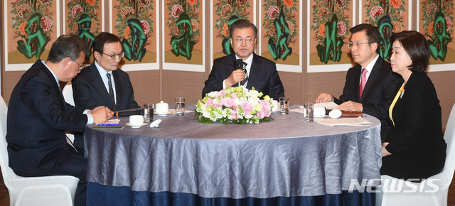 [서울=뉴시스]배훈식 기자 = 문재인 대통령이 28일 서울 여의도 국회에서 열린 '코로나19 극복을 위한 여야 정당대표와의 대화'에 참석해 발언하고 있다. 왼쪽부터 민생당 유성엽 공동대표, 더불어민주당 이해찬 대표, 문 대통령, 미래통합당 황교안 대표, 정의당 심상정 대표. 2020.02.28.&nbsp; dahora83@newsis.com