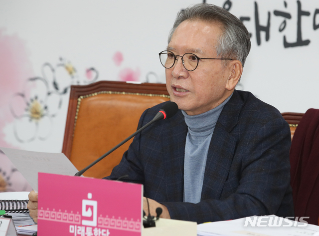 [서울=뉴시스]김명원 기자 = 김형오 미래통합당 공천관리위원장이 28일 서울 여의도 국회 미래통합당 회의실에서 인천 경기 지역 공천관련 발표를 하고 있다. 2020.02.28. kmx1105@newsis.com
