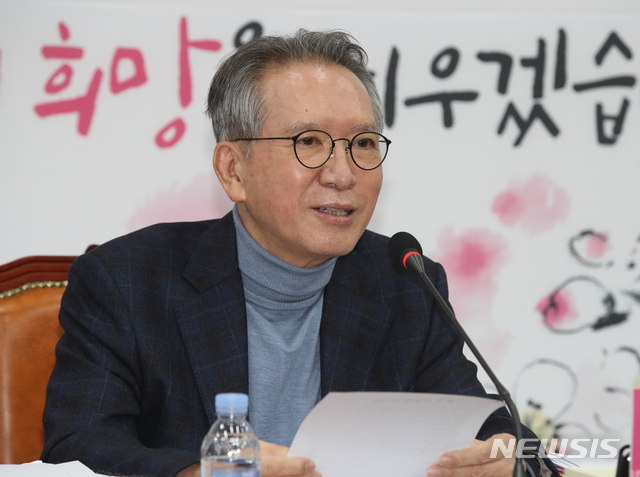 [서울=뉴시스]김명원 기자 = 김형오 미래통합당 공천관리위원장이 28일 서울 여의도 국회 미래통합당 회의실에서 인천 경기 지역 공천관련 발표를 하고 있다. 2020.02.28.&nbsp; kmx1105@newsis.com