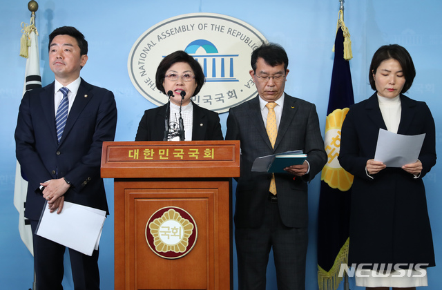 [서울=뉴시스] 고승민 기자 = 강훈식(왼쪽부터) 더불어민주당, 최도자 민생당, 김종대 정의당, 전희경 미래통합당 수석대변인이 28일 서울 여의도 국회에서 코로나19 대응 문재인 대통령과 여야4당의 합의내용을 공동발표하고 있다. 2020.02.28.kkssmm99@newsis.com