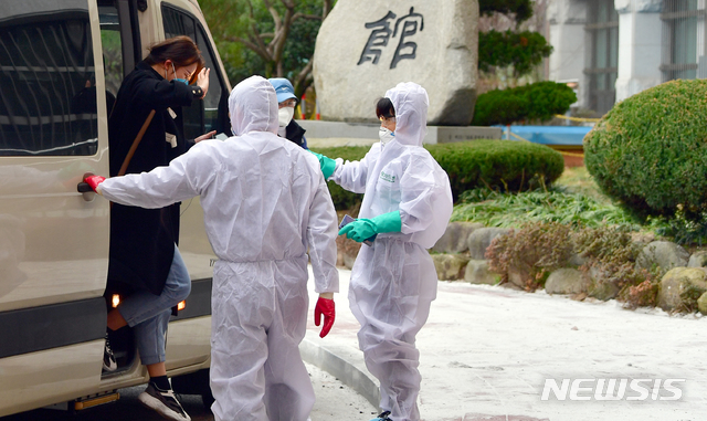 [광주=뉴시스] 류형근 기자 = 신종 코로나 바이러스 감염증(코로나19) 확산으로 중국 유학생들이 국내 입국을 주저하고 있는 가운데 유일하게 입국한 중국 유학생이 28일 오후 광주 남구 한 대학교 임시생활시설로 들어가기 위해 차량에서 내리고 있다. 2020.02.28.&nbsp; hgryu77@newsis.com