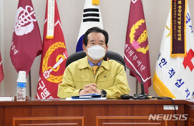 [서울=뉴시스] 고범준 기자 = 정세균 국무총리가 지난 28일 오후 국군대구병원을 방문, 신종 코로나 바이러스 감염증(코로나19) 병상 확보 준비상황을 점검하는 간담회를 하고 있다. (사진=총리실 제공) 2020.02.28. photo@newsis.com