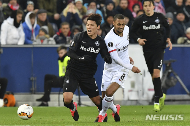[잘츠부르크=AP/뉴시스]잘츠부르크 황희찬(왼쪽)이 28일(현지시간) 오스트리아 잘츠부르크의 레드불 아레나에서 열린 2019-2020 UEFA 유로파리그 아인라흐트 프랑크푸르트(독일)와의 32강 2차전 경기를 치르고 있다. 황희찬은 풀타임을 소화하며 공격 포인트는 올리지 못했고 잘츠부르크는 2-2로 비겨 1차전(1-4 패배)과의 합계 3-6으로 밀리면서 32강에서 탈락했다. 2020.02.29.