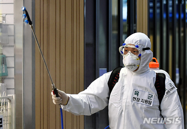 [대구=뉴시스] 이무열 기자 = 신종 코로나바이러스 감염증(코로나19) 확산을 막고자 휴일인 지난 2월29일 오전 대구 동구 신천동 동대구역에서 육군 제2작전사령부와 50사단 장병들로 구성된 육군 현장지원팀이 방역작전을 펼치고 있다. 2020.02.29 .lmy@newsis.com