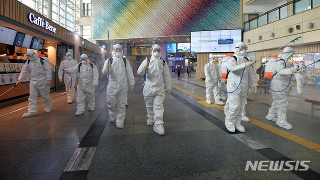 [대구=뉴시스] 이무열 기자 = 신종 코로나바이러스 감염증(코로나19) 확산을 막고자 휴일인 29일 오전 대구 동구 신천동 동대구역에서 육군 제2작전사령부와 50사단 장병들로 구성된 육군 현장지원팀이 방역작전을 펼치고 있다. 2020.02.29. lmy@newsis.com