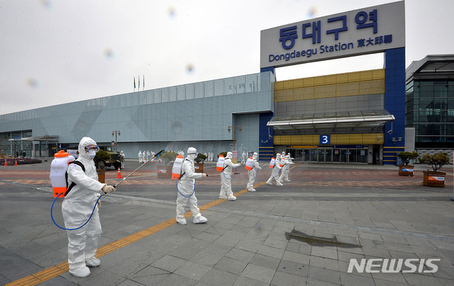 [대구=뉴시스] 이무열 기자 = 신종 코로나바이러스 감염증(코로나19) 확산을 막고자 휴일인 29일 오전 대구 동구 신천동 동대구역에서 육군 제2작전사령부와 50사단 장병들로 구성된 육군 현장지원팀이 방역작전을 펼치고 있다. 2020.02.29.lmy@newsis.com