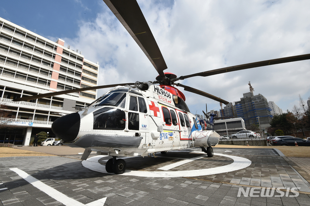 [수원=뉴시스] 김종택 기자 = 전국 최초로 24시간 운영되는 경기남부권역외상센터 응급의료전용 '닥터헬기' 가 운항이 재개돼 지난 2월29일 오후 경기 수원시 아주대병원에 착륙해 있다. <사진은 기사와는 관련이 없습니다.> 2020.02.29. semail3778@naver.com