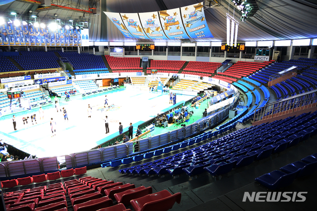 [전주=뉴시스] 김얼 기자= 전북 전주시 전주실내체육관에서 열린 '2019-2020 현대모비스 KBL 프로농구' 전주 KCC이지스와 부산 KT소닉붐의 경기가 열린 29일 신종 코로나바이러스 감염증(코로나19) 여파로 무관중 경기가 이어져 장내가 텅 비어 있다. 2020.02.29.pmkeul@newsis.com