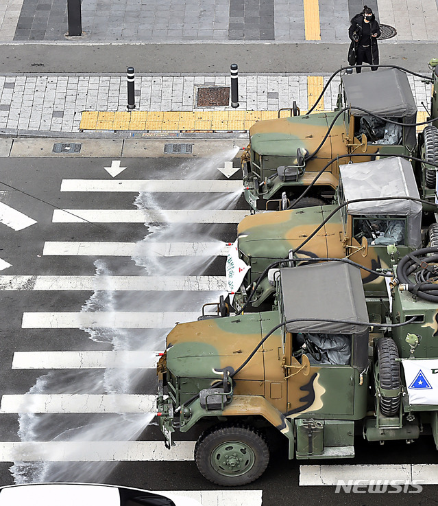 [대구=뉴시스] 이무열 기자 = 신종 코로나바이러스 감염증(코로나19) 확산을 막고자 29일 오후 대구 동구 신천동 동대구역 복합환승센터 앞에서 육군 제2작전사령부 소속 군 제독 차량이 방역 작전을 펼치고 있다. 2020.02.29.lmy@newsis.com