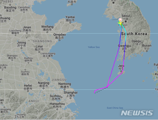 [서울=뉴시스] 최동준 기자 = 베트남 정부가 하노이로 향하던 한국 여객기에 하노이가 아닌 인근 공항을 이용하도록 돌연 통보했다. 해당 여객기는 긴급 회항을 결정했다. 29일 주베트남 한국대사관 등에 따르면 베트남 당국은 이날 오전 10시10분 인천에서 출발해 하노이로 향하던 아시아나 OZ729편 항공기에 하노이 노이바이 공항에 착륙할 수 없다고 통보했다. 베트남 측은 인근 꽝닌성 번돈공항에 착륙하도록 통보했으며, 아시아나 측은 인천으로 회항하기로 결정했다. 사진은 플라이트레이더24에 OZ729 편의 항적 기록 모습. (사진=플라이트레이더24 홈페이지 캡쳐) 2020.02.29.&nbsp; photo@newsis.com