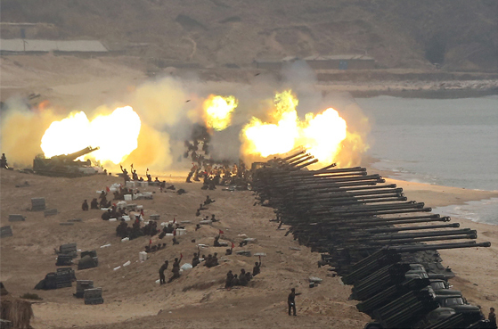 [서울=뉴시스] 북한 노동신문은 29일 김정은 북한 국무위원장이 전날 인민군 부대 합동타격훈련을 지도했다고 보도했다. (사진=노동신문 캡쳐) 2020.02.29.&nbsp; photo@newsis.com 