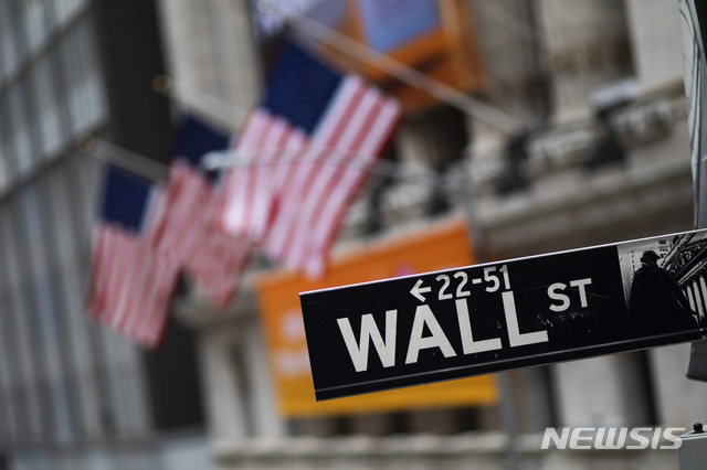 [뉴욕=AP/뉴시스]1월31일(현지시간) 미국 뉴욕증권거래소(NYSE) 앞에서 촬영한 월스트리트 표시. 2020.03.09. 