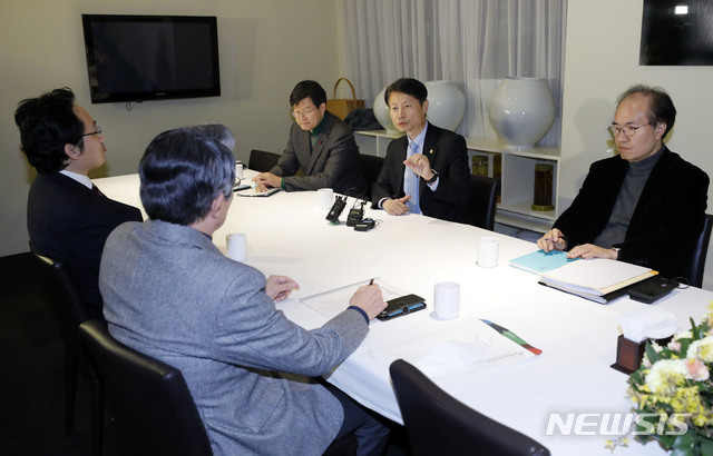 [서울=뉴시스] 최동준 기자 = 김강립 중앙재난안전대책본부 1총괄조정관(보건복지부 차관)이 29일 서울 중구 달개비에서 최대집 대한의사협회 회장, 임영진 대한병원협회 회장과 신종 코로나바이러스 감염증(코로나19) 관련 의료기관, 의료인 협력 등에 대해 논의하고 있다. 2020.02.29.&nbsp; photocdj@newsis.com