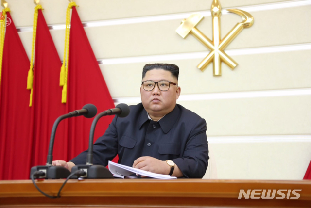 [서울=뉴시스] 북한 조선중앙TV는 29일 김정은 북한 국무위원장이 조선노동당 중앙위원회 정치국 확대회의를 열어 신종 코로나바이러스 감염증(코로나19) 대책을 지도했다고 보도했다. (사진=조선중앙TV 캡쳐) 2020.02.29.&nbsp; photo@newsis.com