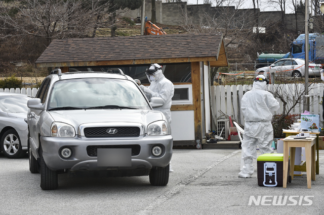 [원주=뉴시스] 김경목 기자 = 강원 원주시 의사협회(회장 염동호) 등 의료진이 29일 오전 원주시 태장2동 신천지 예배당 주차장에서 교인을 대상으로 이동 검체 채취를 하고 있다. 2020.02.29. (사진=원주시청 제공)photo＠newsis.com