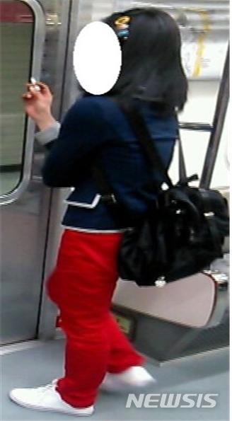 [서울=뉴시스] 서울지하철 내 흡연 모습. (사진=서울시 제공) 2020.03.01. photo@newsis.com 