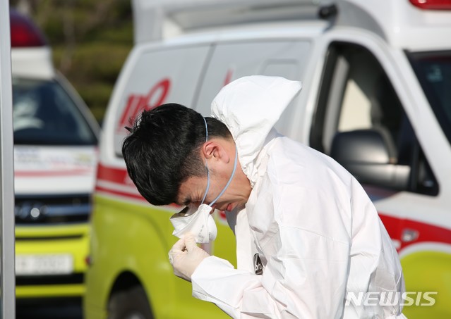 [대구=뉴시스] 신종 코로나바이러스 감염증(코로나19) 확진 환자 이송을 하는 대구소방안전본부 소속 대원이 격무에 힘이 든 모습으로 휴식을 취하고 있다.(사진=대구소방안전본부 제공) 2020.03.01 photo@newsis.com