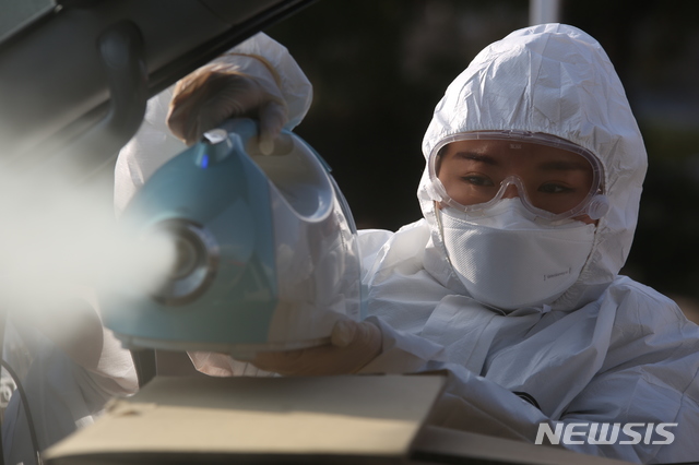 [대구=뉴시스]신종 코로나바이러스 감염증(코로나19) 확진 환자 이송을 하는 구급차 내부를 대구소방안전본부 소속 대원이 소독을 하고 있다.(사진=대구소방안전본부 제공) 2020.03.01 photo@newsis.com 