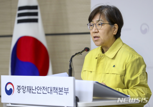 [세종=뉴시스]정은경 질병관리본부 중앙방역대책본부 본부장이 1일 오후 정부세종청사에서 열린 정례브리핑에서 '코로나바이러스 감염증-19(코로나19) 지역 확산 대응 치료체계 재구축 방안' 등을 설명하고 있다. (사진=보건복지부 제공) 2020.03.01. photo@newsis.com 
