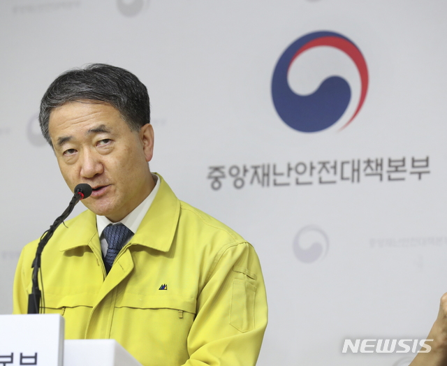 [세종=뉴시스]박능후 중앙재난안전대책본부 1차장(보건복지부 장관)이 1일 오후 정부세종청사에서 열린 정례브리핑에서 '코로나바이러스 감염증-19(코로나19) 지역 확산 대응 치료체계 재구축 방안' 등을 설명하고 있다. (사진=보건복지부 제공) 2020.03.01. photo@newsis.com 