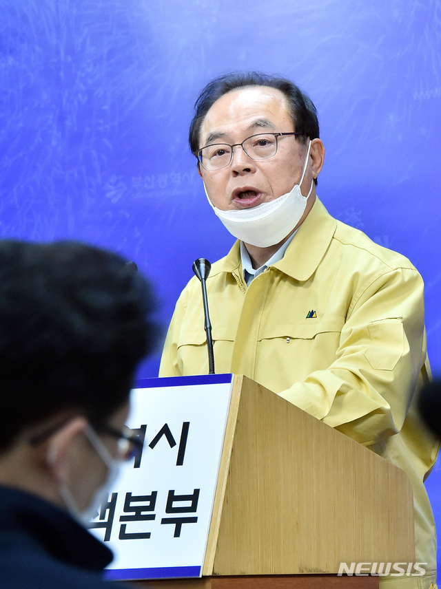 [부산=뉴시스] 신종 코로나바이러스 감염증(코로나19)이 확산 중인 1일 오후 부산 연제구 부산시청에서 오거돈 부산시장이 확진자 현황 등에 대해 설명하고 있다. (사진=부산시 제공). 2020.03.01. photo@newsis.com
