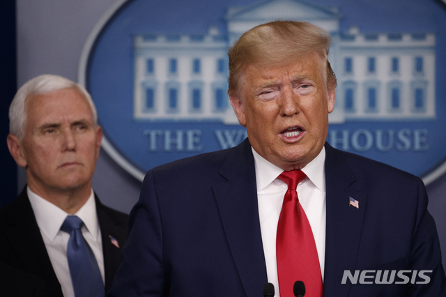 [워싱턴=AP/뉴시스]도널드 트럼프 미국 대통령이 지난달 29일(현지시간) 백악관 기자실에서 신종 코로나바이러스 감염증(코로나19)에 관한 기자회견을 하고 있다. 트럼프 대통령은 이란을 여행 금지 국가로 지정한 데 이어 이란 국민의 미국 입국을 전면 금지키로 했으며 우리나라와 이탈리아에 대해서는 '특정 지역'에 대해 여행 금지 조치를 내렸다. 미 워싱턴주에서 처음으로 코로나19 사망자가 발생하면서 워싱턴주에는 비상사태가 선포됐다. 2020.03.01.&nbsp;&nbsp; 