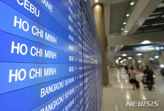 [인천공항=뉴시스]박미소 기자 = 베트남 정부가 한국발 여객기의 하노이 공항 착륙을 임시로 불허해 아시아나 항공이 마련한 호찌민발 빈 비행기(페리)를 타고 온 승객들이 1일 오전 인천국제공항 제1터미널을 나서고 있다. 2020.03.01.  misocamera@newsis.com