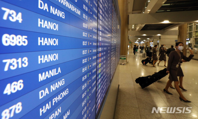 [인천공항=뉴시스]박미소 기자 = 베트남 정부가 한국발 여객기의 하노이 공항 착륙을 임시로 불허해 아시아나 항공이 마련한 하노이발 빈 비행기(페리)를 타고 온 승무원들이 1일 오전 인천국제공항 제1터미널을 나서고 있다. 2020.03.01.  misocamera@newsis.com