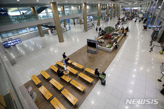 [인천공항=뉴시스]박미소 기자 =신종 코로나 바이러스 감염증(코로나19)이 확산되는 가운데 지난 1일 오전 인천국제공항 제1터미널이 한산한 모습을 보이고 있다. 2020.03.01.  misocamera@newsis.com