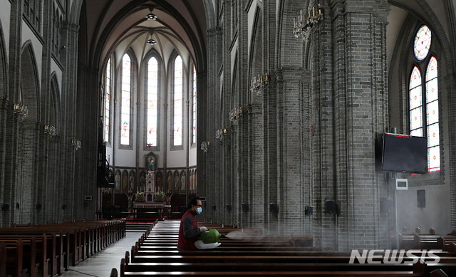 [서울=뉴시스]박주성 기자 = 신종 코로나바이러스 감염증(코로나 19) 확산에 대응하기 위해 서울 명동성당을 포함한 천주교 서울대교구가 미사와 공개행사를 전면 중단하기로 한 가운데 1일 오전 서울 명동성당 관계자가 본당을 소독하고 있다. 2020.03.01.&nbsp;&nbsp; park7691@newsis.com