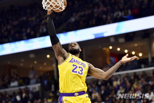 [멤피스=AP/뉴시스] 현역 선수 르브론 제임스가 조던에 이어 2위에 선정됐다. 2020.02.29.